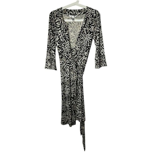 Diane Von Fursteberg Black Cream All OVer Print Silk Wrap Mini Dress Size 2 - Picture 1 of 14